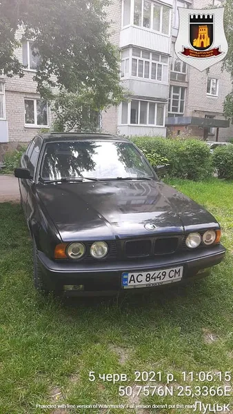 У Луцьку в одному дворі 27 авто стояли на газонах (фото)