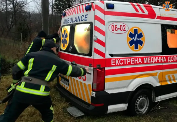 Під Луцьком «швидка» застрягла у багнюці (фото)