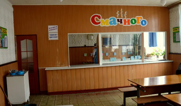 Навіть стіна шкільної  їдальні бажає «Смачного!»  відвідувачам