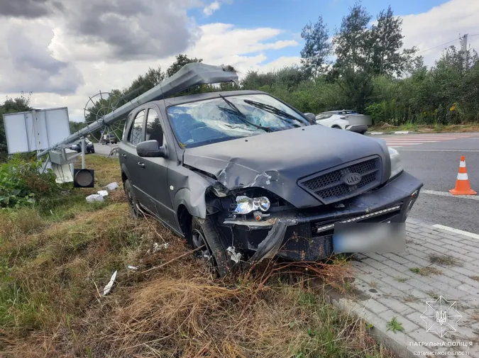 У Луцьку на Ківерцівській легковик влетів в електроопору