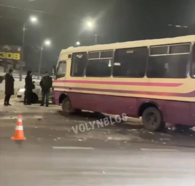 У Луцьку на Карпенка-Карого – ДТП за участі автобуса та легковика (фото)