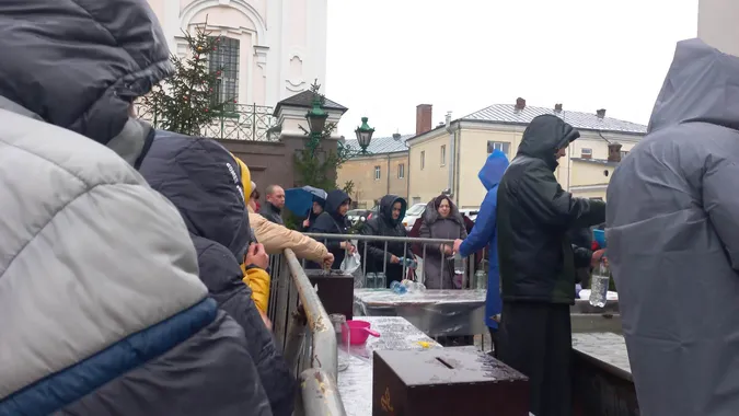 Освячення води і благодійний ярмарок: у Луцьку почали святкувати Водохреще (фото)