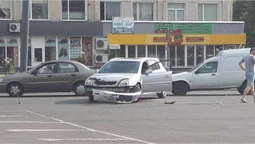 Відвалився бампер: у Луцьку не розминулися дві автівки (фото, відео)