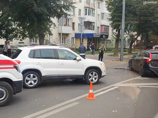 Розтрощило передок: на проспекті Волі серйозна аварія з двома авто (фото)