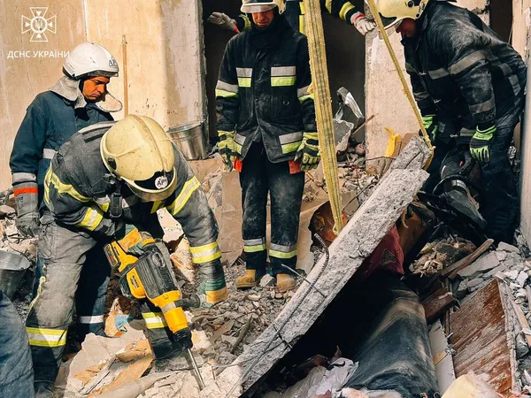 В Одесі під завалами багатоповерхівки знайшли ще одну жінку з немовлям (фото)
