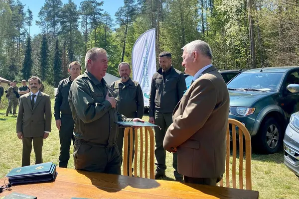 Польські лісівники передали ЗСУ 12 позашляховиків (фото)
