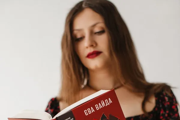 Єва Вайда зі своєю дебютною книгою