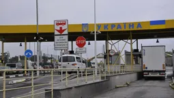 Через "Ягодин" намагалися незаконно вивезти старовинні книги й ікони (фото) 