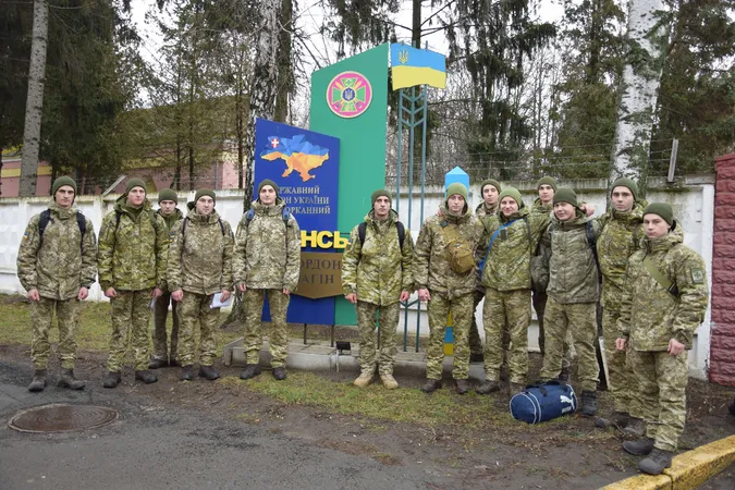 На Волині майже півсотні строковиків вирушили до рідних домівок (фото)