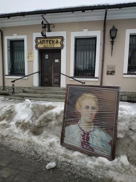 У Луцьку портрет Лесі Українки мандрує стежками, де ходила письменниця в дитинстві (фото)
