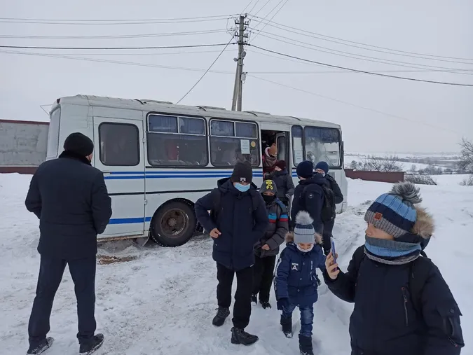 У Володимир-Волинському районі шкільний автобус влетів у яму і застряг (фото)