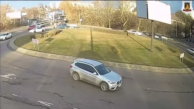 Показали відео ДТП, в якій доньці голови Підгайцівської громади пошкодили авто (відео)