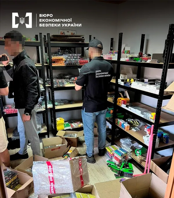 «Електронки» і «жижа»: на Волині в будинку, де живе митник, ховали контрабанду на 3 мільйони (фото)