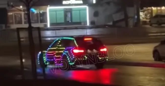 Луцьком роз'їжджає «новорічне» авто в гірляндах (відео)