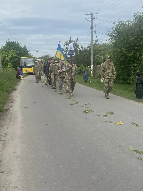Через 9 місяців після загибелі: на Волині провели в останню дорогу полеглого воїна Олега Юзипчука (фото)