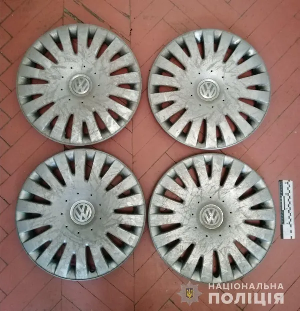 Лучани знімали сотні ковпаків з автівок у сусідній області і хотіли їх продати (фото)