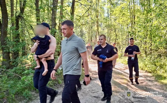 На Житомирщині всю ніч шукали 2-річного малюка: дитину знайшли в лісі (фото)