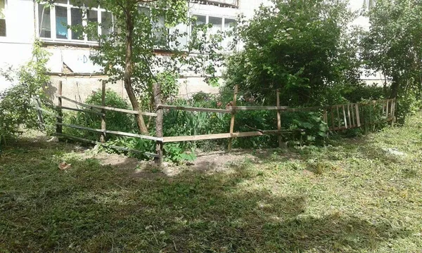 Гнилі штахети та залишки іржавого металу: у Луцьку демонтували паркани у дворах (фото)