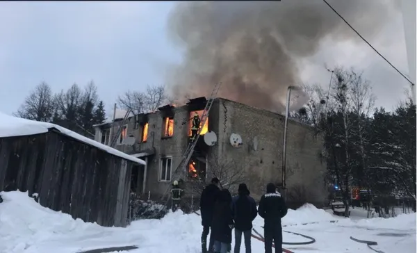 У селищі на Волині горить багатоквартирний будинок (фото)