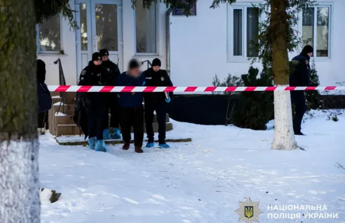 Підозрюваний у жорстокому вбивстві п'ятьох людей на Рівненщині помер у СІЗО