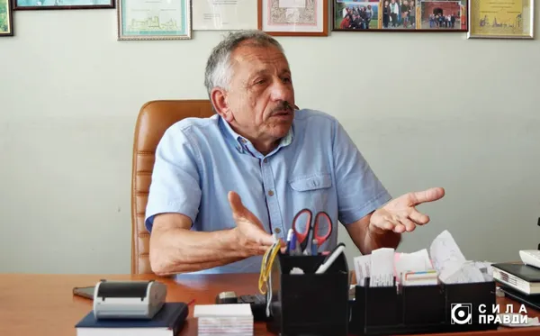 Директор луцького комунального підприємства в робочий час підторговує трунами і вінками на фірмі дружини
