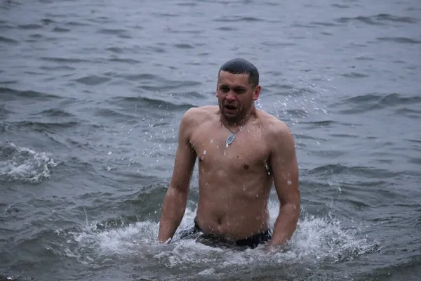 На Водохреще волинські тероборонівці разом з командиром пірнали у зимове озеро (фото)