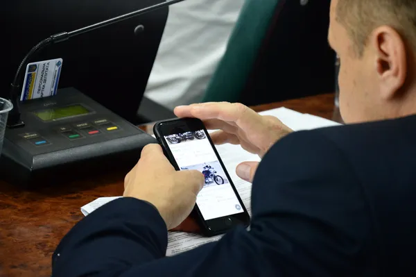 Під час обговорення питань, які викликали чимало суперечок, Андрій Авраменко, як завжди, у ці перепалки не ліз... Цього разу він детально вивчав ринок мотоциклів...