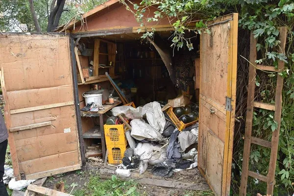 Лучанин «воював» з муніципалами і копами за сарай (фото)
