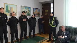У Луцькраді – поліція: депутати досі скандалять (фото, відео) 