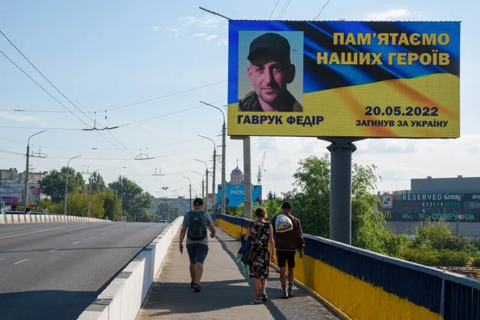 Пам'ятаємо: у Луцьку на бігбордах розмістили фотографії та імена загиблих Героїв (фото)