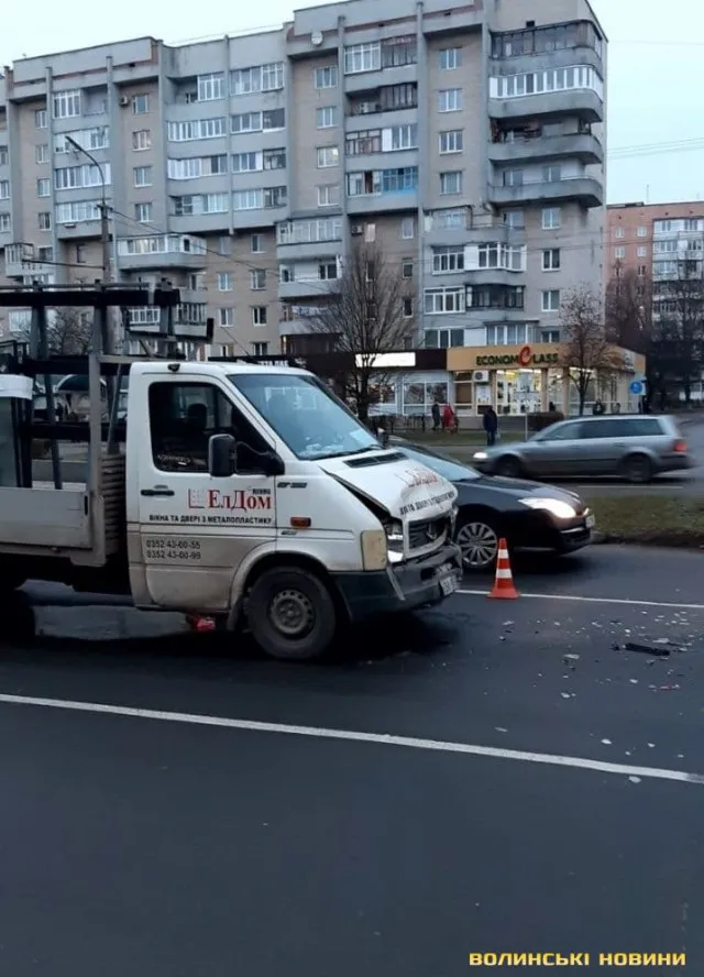 У Луцьку перед переходом зіткнулися три авто (фото)