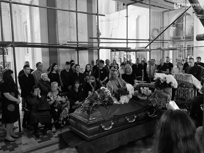 Сльози і квіти: у Луцьку прощаються з загиблим на війні екснардепом Сергієм Слабенком (фото)