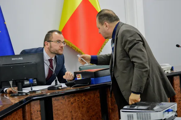 ...та без підказок більш досвідченого колеги поки обійтися складно