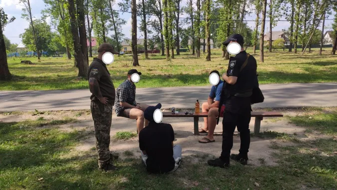 У Ратному вручали повістки тим, хто вживав алкоголь (фото, відео)