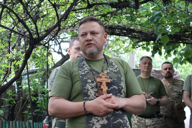 Сповідь, причастя й освячені паски: «волинська сотка» зустріла Великдень на передовій (фото)