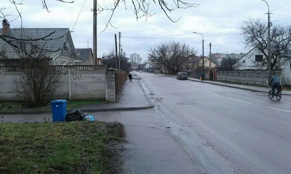 Лучани знову викидають пакети зі сміттям на тротуари (фото)