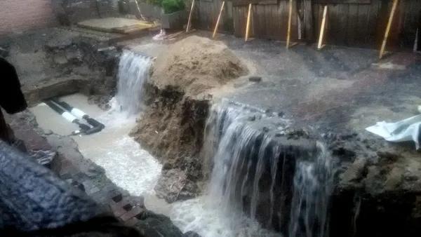 У Луцьку через грозу затопило підвал будинку (фото)