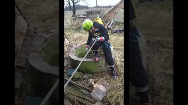 Біля Луцька дівчата дістали з 25-метрового колодязя собаку (фото, відео)