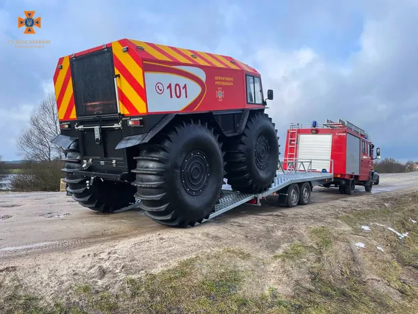 Ковельські рятувальники вчились працювати на болотоході (фото)