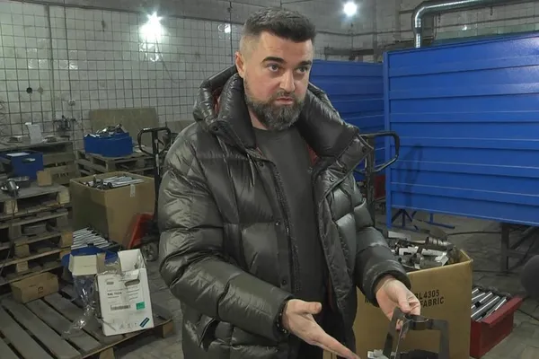Юрій Бондарчук показує підставку під окопну свічку