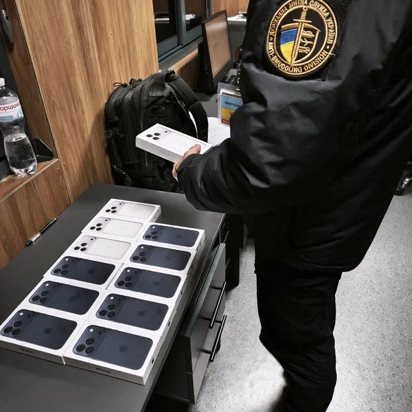 Віз у рюкзаку 12 iPhone 17 Pro на 700 тисяч: на Волині митники викрили водія автобуса (фото)