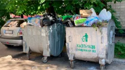 У Луцьку декілька нових автомобілів лишили просто на смітнику (фото)