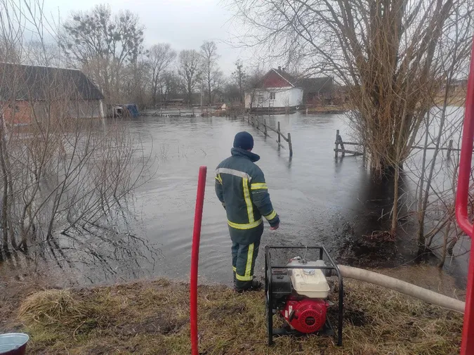 Відкачали понад 1000 тонн: вода позаливала городи волинян (фото)