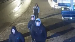 Тепер відомі на все місто: у Луцьку підлітки вкрали камеру на зупинці (відео)