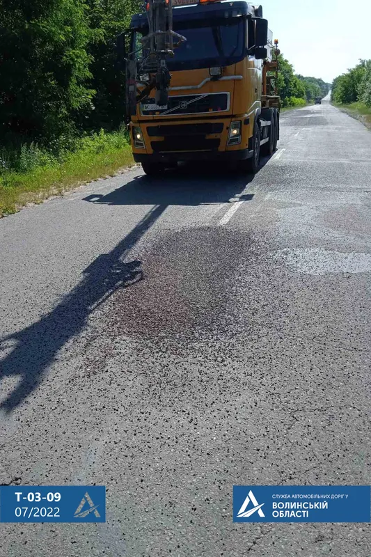 На Волині «латають» вибоїни на дорогах – водіям радять бути обачними (фото, відео)