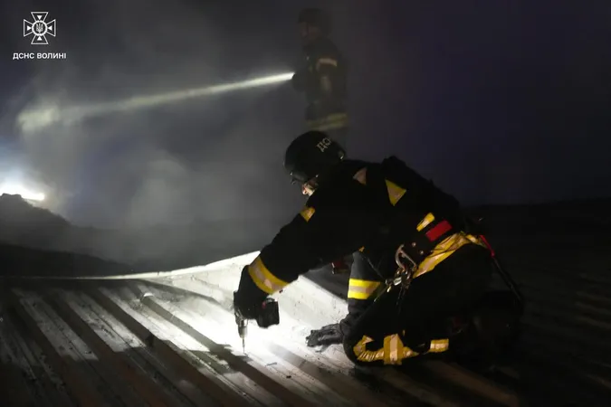 Вогонь охопив 1000 кв. м: у Луцькому районі після обстрілу до ранку гасили пожежу на підприємстві (фото, відео)