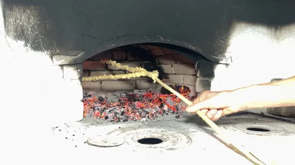 Як на Волині випікають та прикрашають коровай за старовинними обрядами (відео)