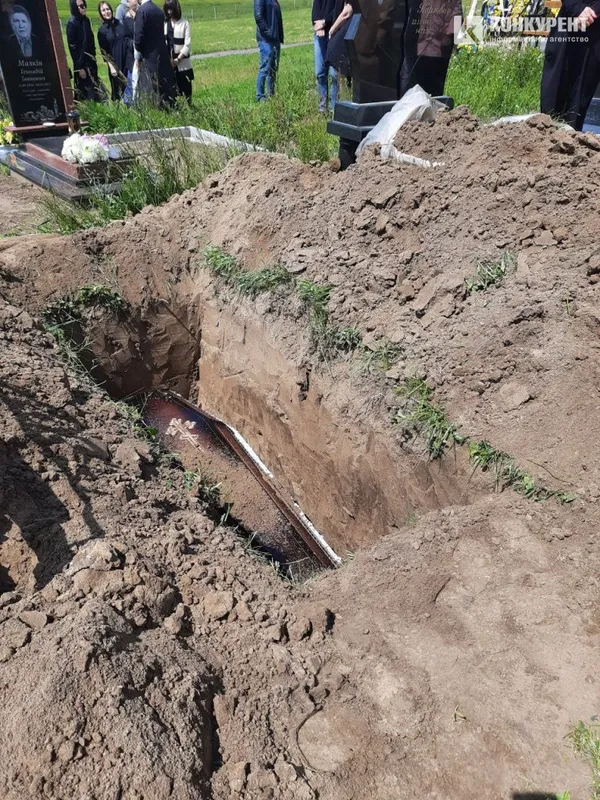 Фото могили уже після того, як родина знайшла інших копачів