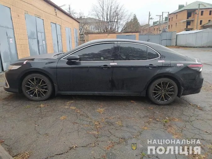 Не надав дорогу: на Кіровоградщині чоловік обстріляв автомобіль (фото)