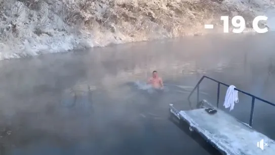 Відомі волиняни показали, як пірнали в ополонки на Водохреще (фото)